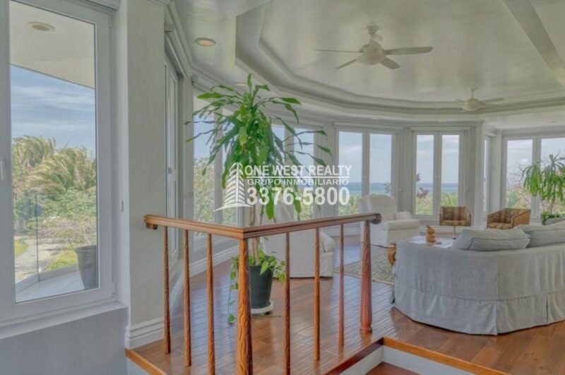 Seaside Petite Farm: Coastal Elegance in Palmetto Bay, Roatan