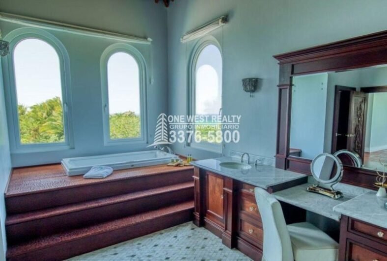 Seaside Petite Farm: Coastal Elegance in Palmetto Bay, Roatan