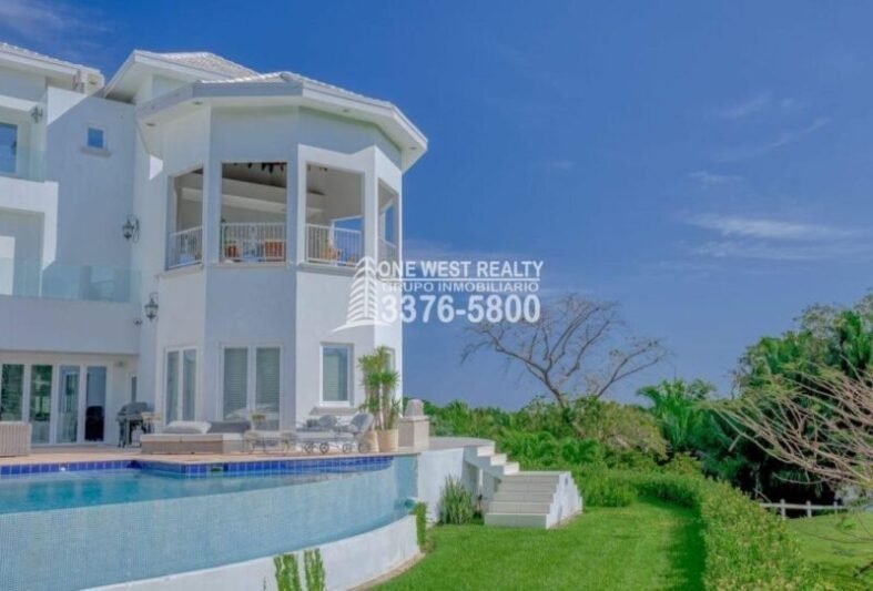 Seaside Petite Farm: Coastal Elegance in Palmetto Bay, Roatan
