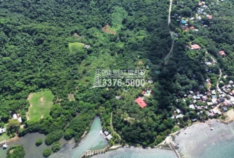Exclusive Oak Ridge Homes and Condos – 56 Acres in Roatan, Honduras