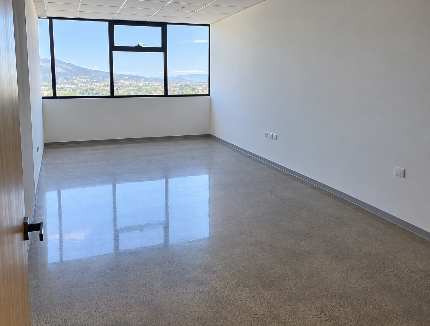 Oficina en Venta – Torre Comercial, Boulevard Suyapa, Tegucigalpa
